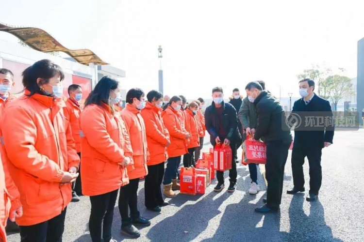 真情关爱！江苏省住建厅慰问城管执法队员和环卫工人