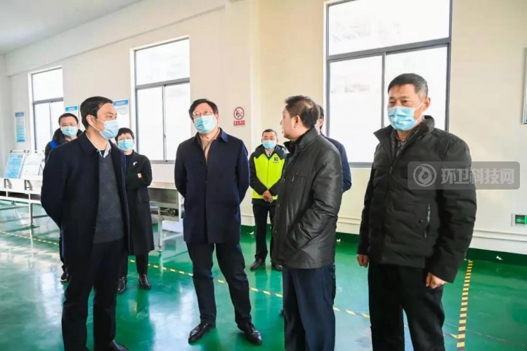 真情关爱！江苏省住建厅慰问城管执法队员和环卫工人