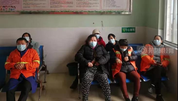 湖南湘乡：环卫工人有序接种新冠疫苗！