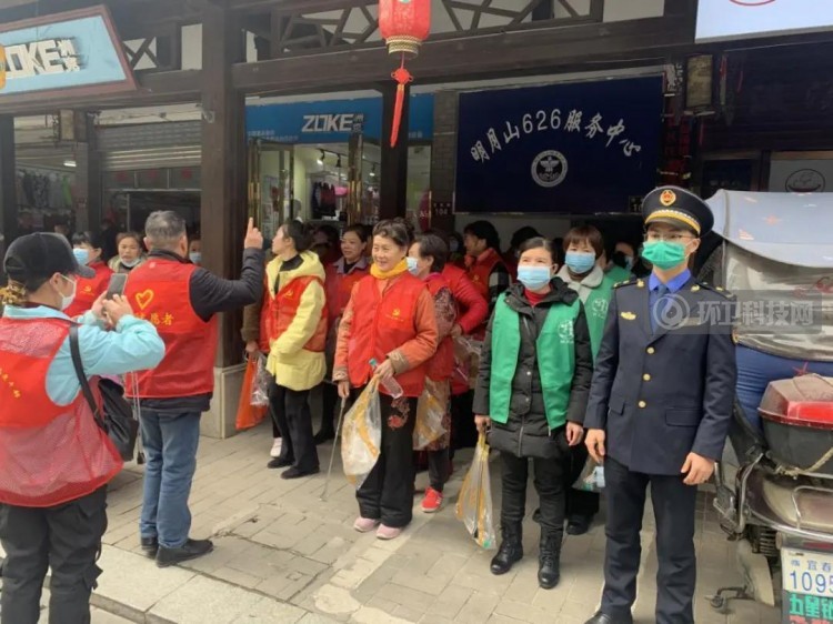 江西宜春：垃圾分类志愿者们拿着清洁工具又双叒来了......