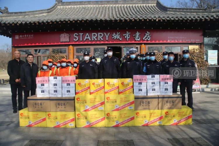 扬州市景区领导走访慰问综合执法一线队员和环卫工人