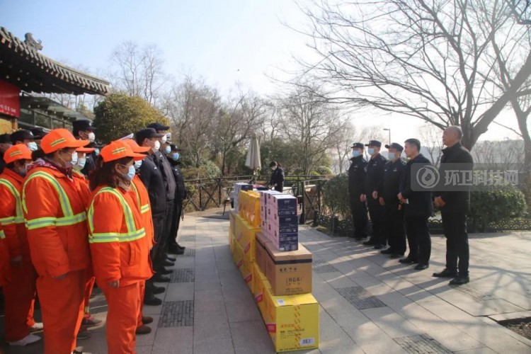 扬州市景区领导走访慰问综合执法一线队员和环卫工人