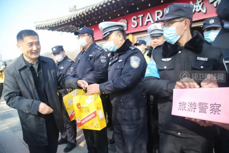 扬州市景区领导走访慰问综合执法一线队员和环卫工人