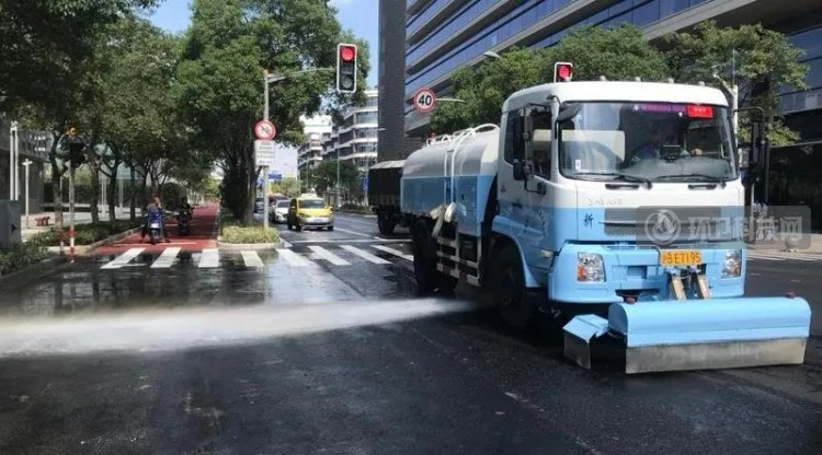 上海环卫职工：你选择“就地过年”，我保障新春市容！