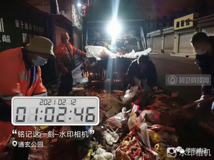 云南师宗：辛苦了！大年三十，环卫工人在街头吃年夜饭