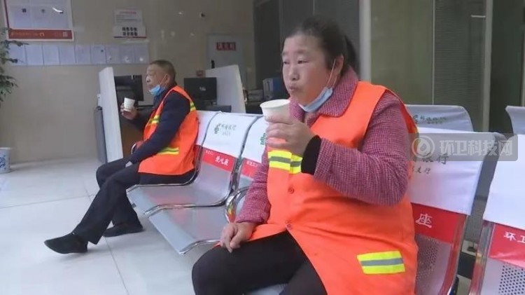 银行内设置爱心驿站，重庆巫溪环卫工人可饮水充电休息！