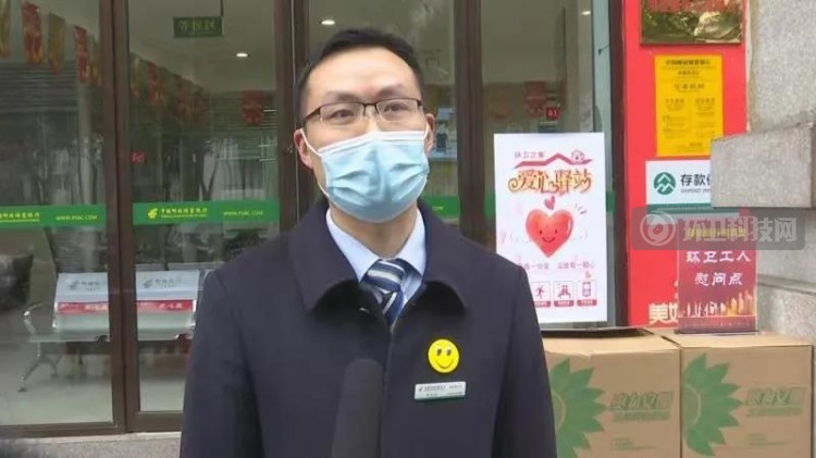 银行内设置爱心驿站，重庆巫溪环卫工人可饮水充电休息！