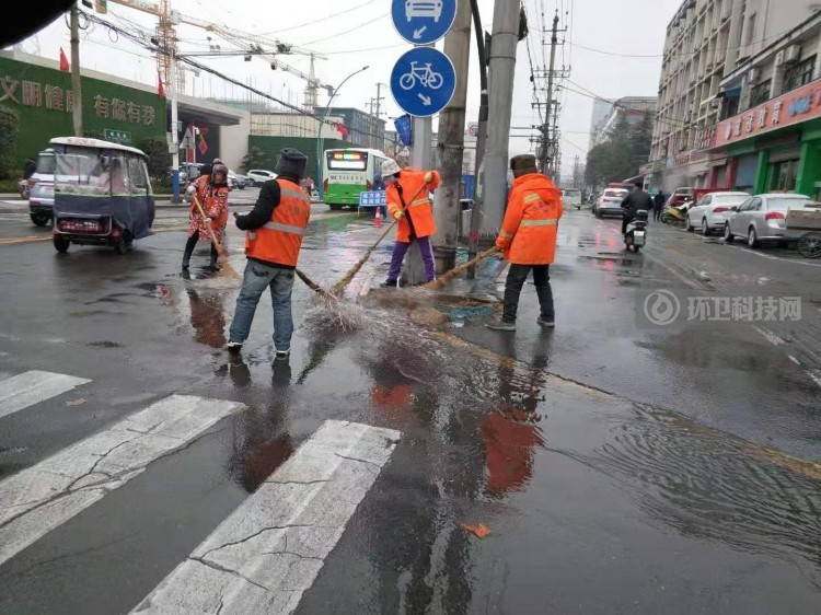 河南许昌：市环卫处全力保障市民雨雪天气出行安全和环境卫生