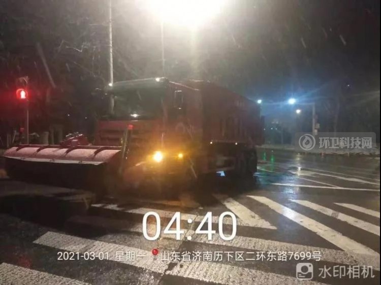 济南历下：迎风战雪！环卫工人连夜奋战保障市民出行