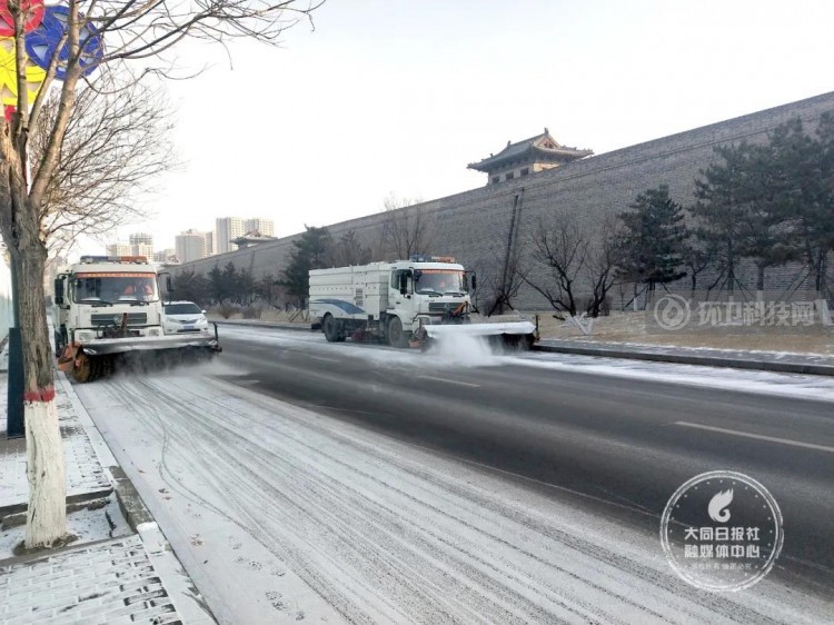 力保道路畅通！看山西大同环卫工人如何“硬核”除雪