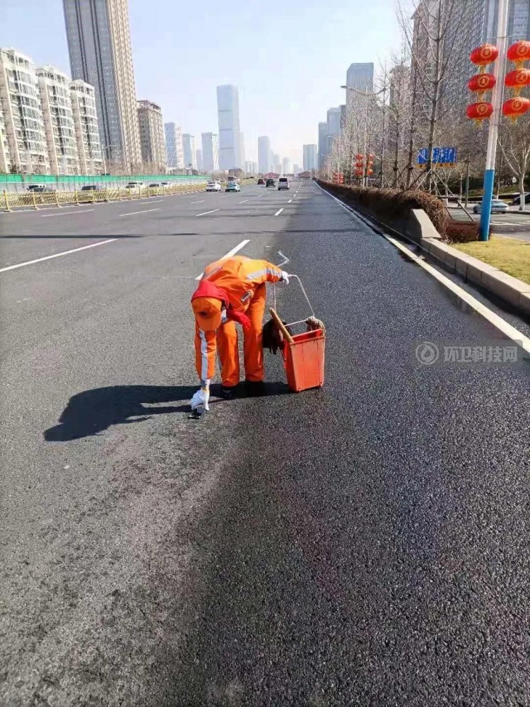赞！济南市历下区环卫工人捡到手机后……