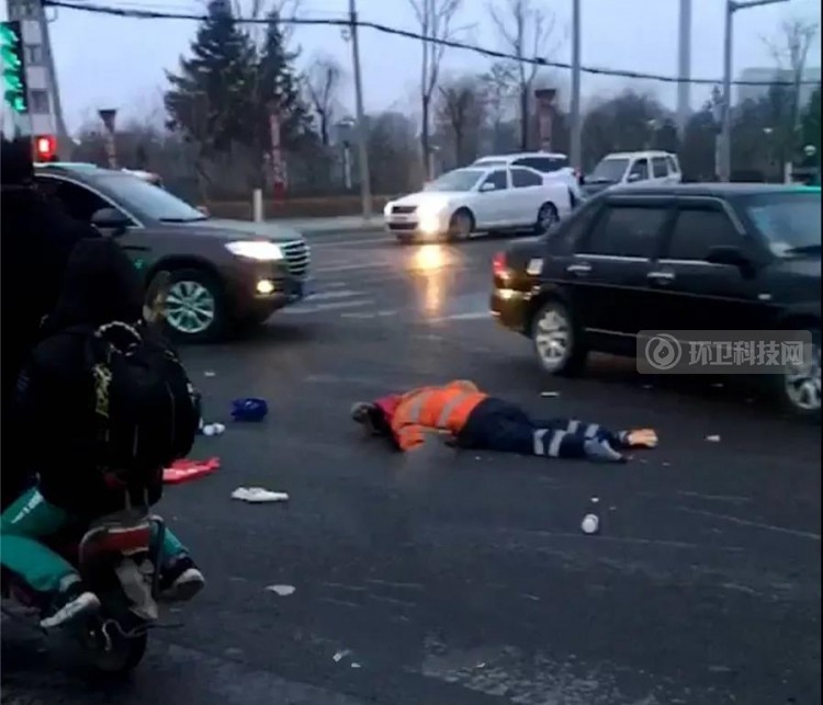 宁夏固原一环卫女工清晨遭遇车祸，生命垂危！