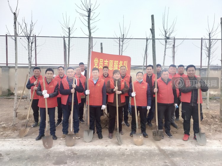 河南许昌：市环卫处党总支组织开展党员义务植树活动