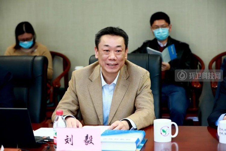 清华大学环境学院院长刘毅主持启动会