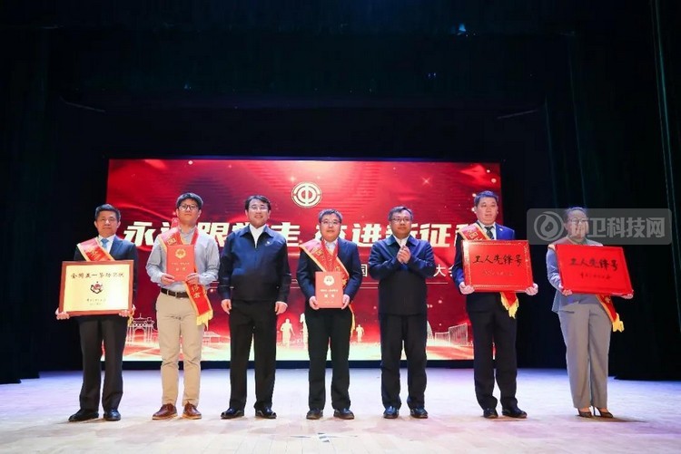 固废技术中心副总工程师罗彬（右1）代表团队领奖