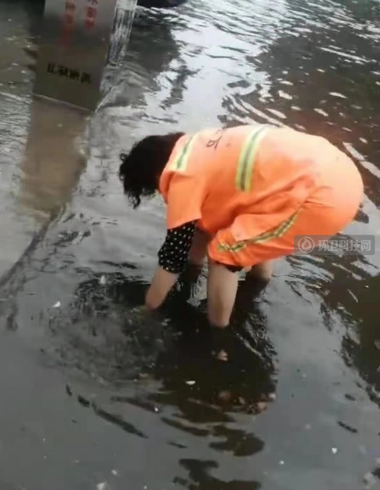 禹州环卫：雨后清理忙 整洁保畅通