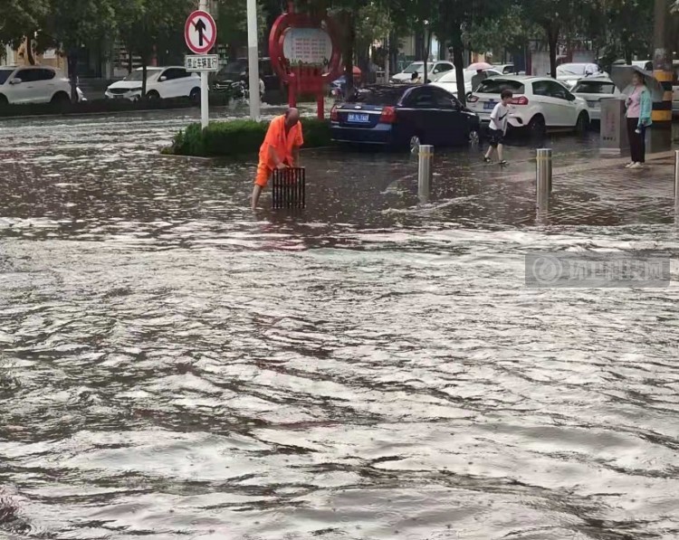 禹州环卫：雨后清理忙 整洁保畅通