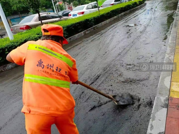 禹州环卫：雨后清理忙 整洁保畅通