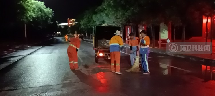 连夜作业！张家口怀来县环卫处清理雨后积水确保道路畅通