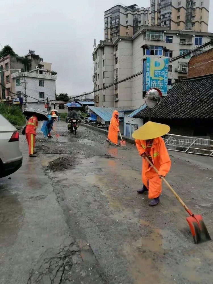 贵州金沙县突降一夜暴雨，玉龙人启动应急清淤保畅通