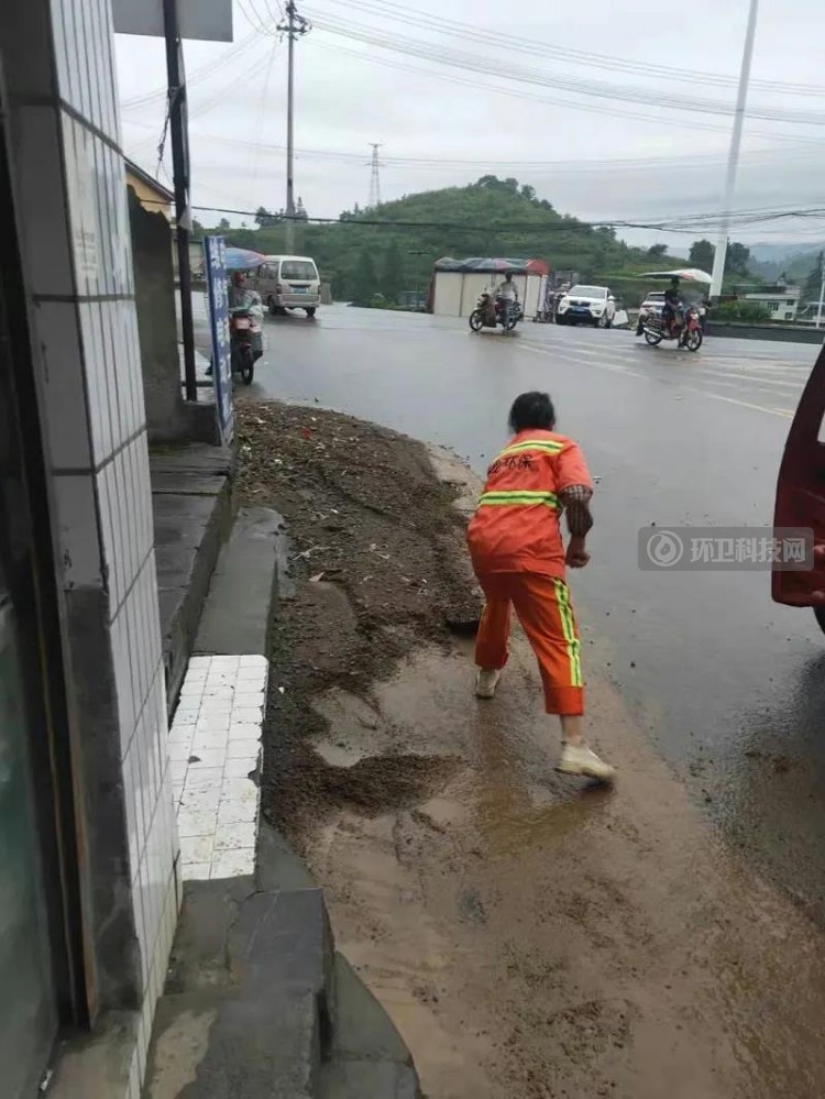 贵州金沙县突降一夜暴雨，玉龙人启动应急清淤保畅通