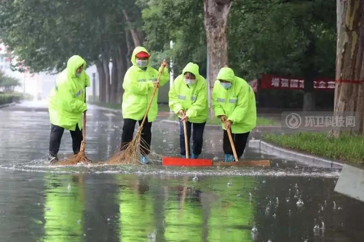 以雨为令 河南省济源市环卫人奋战防汛一线