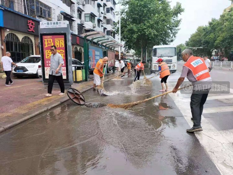  许昌市环卫处全力开展雨后道路清淤工作