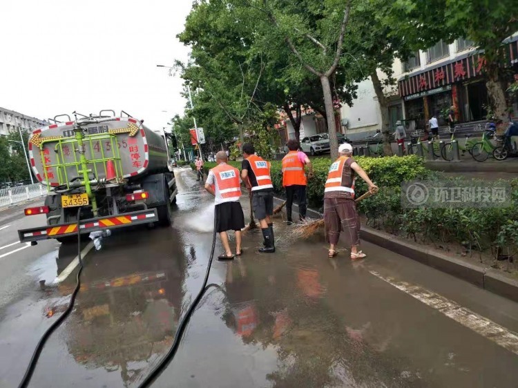  许昌市环卫处全力开展雨后道路清淤工作