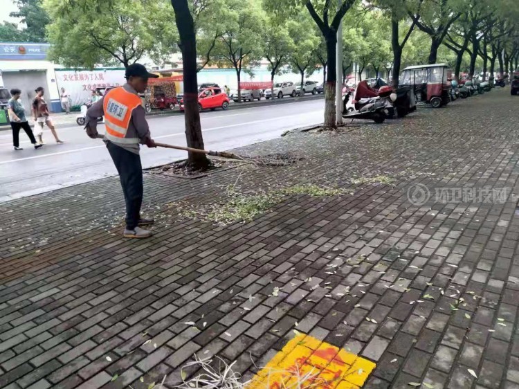  许昌市环卫处全力开展雨后道路清淤工作