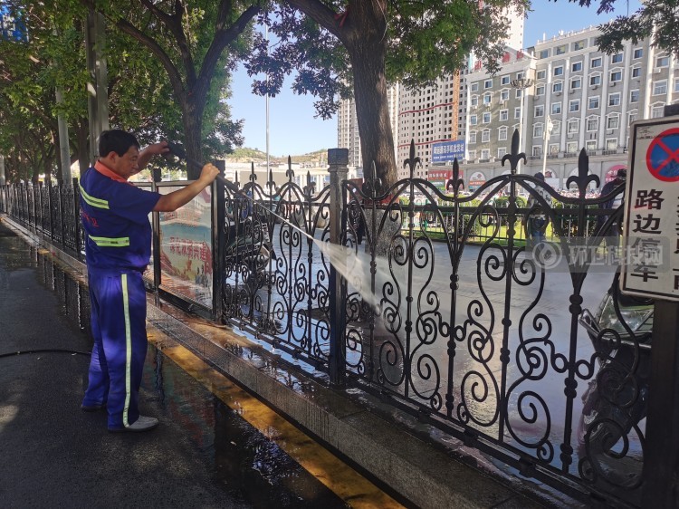 吕梁市离石区：清洗护栏公共设施 擦亮文明城市窗口